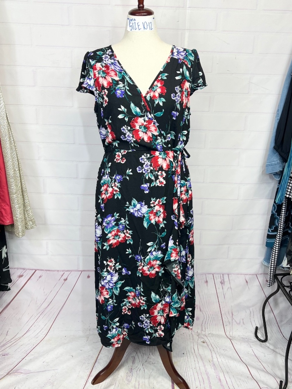 NWT🤩 |•XHILARATION•| Pretty Floral Dress Size Large